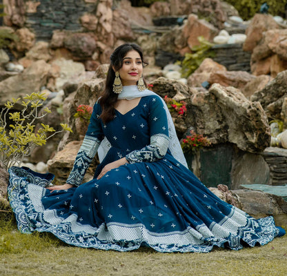 Shanaya Premium Quality Suit Set